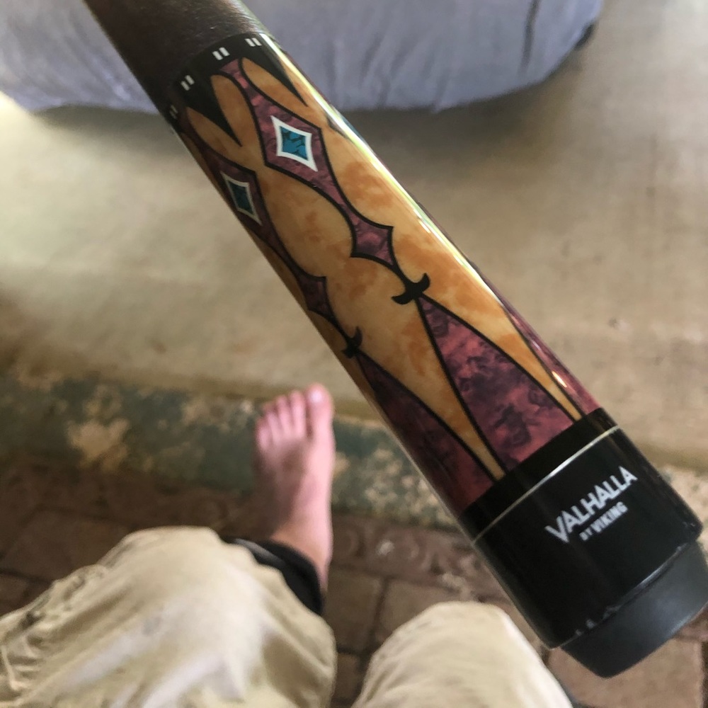 Viking Valhalla pool cue 18oz barely used